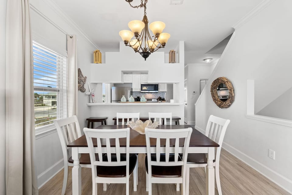 House, Multiple Beds (HypNautic) | Dining