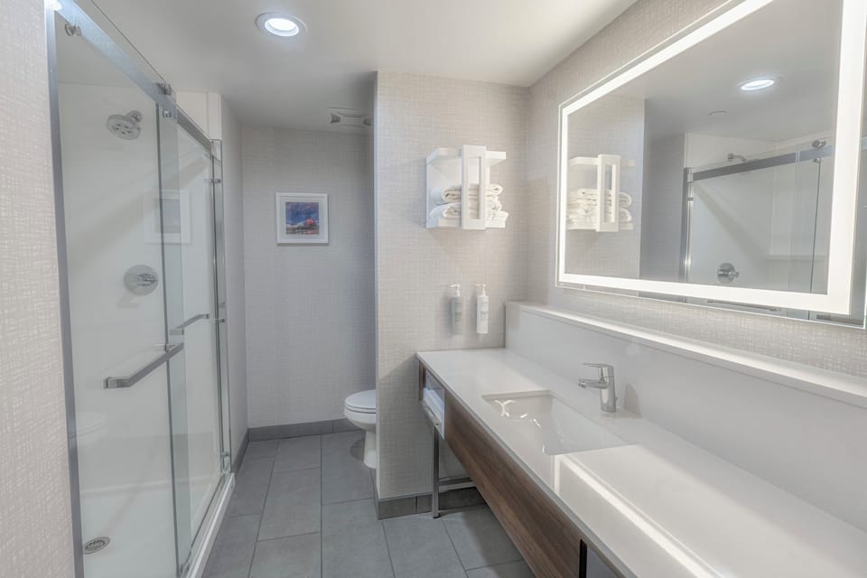 Studio Suite, 1 King Bed | Bathroom | Towels
