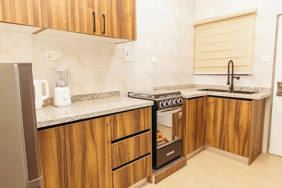 Family Apartment, Balcony, City View | Private kitchen | Fridge, microwave, oven, stovetop