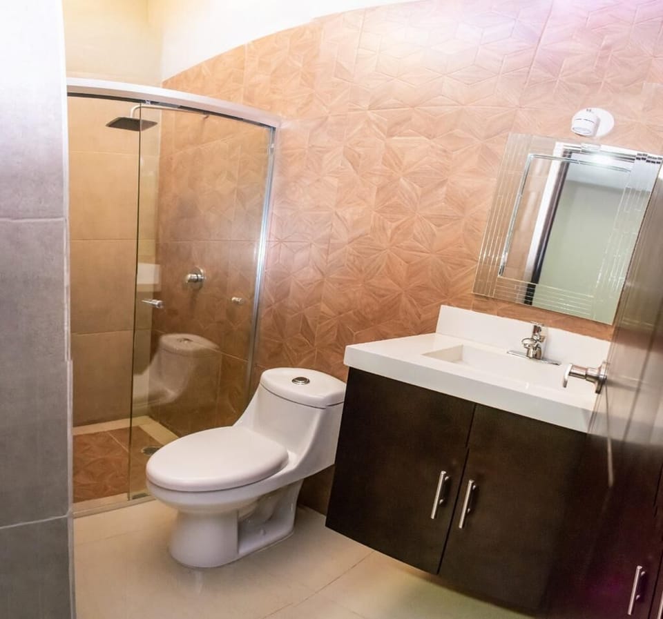 Traditional Room, Mixed Dorm | Bathroom | Shower, rainfall showerhead, free toiletries, hair dryer