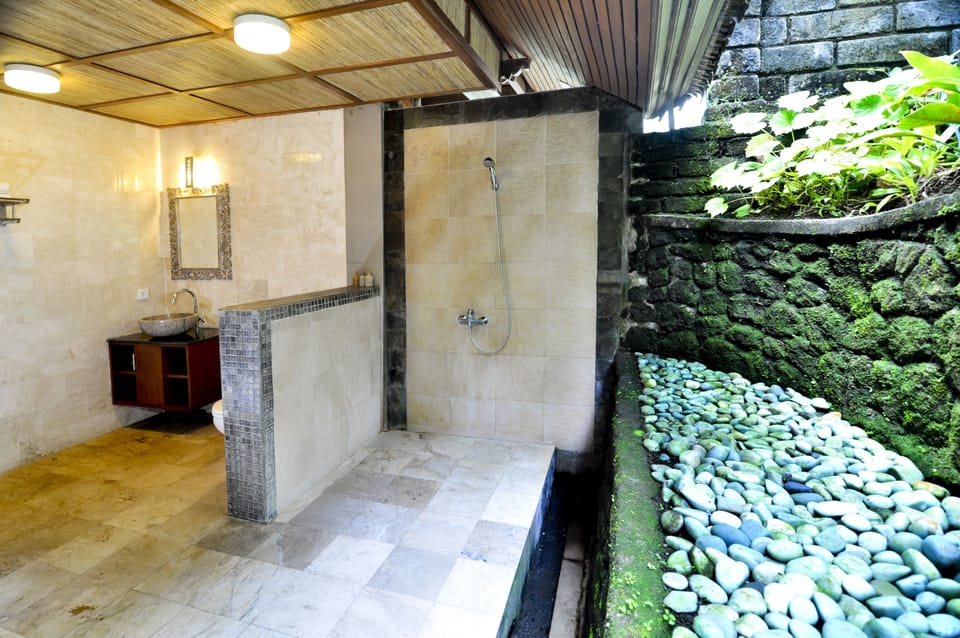 Superior Room | Bathroom | Bathtub, free toiletries, hair dryer, towels