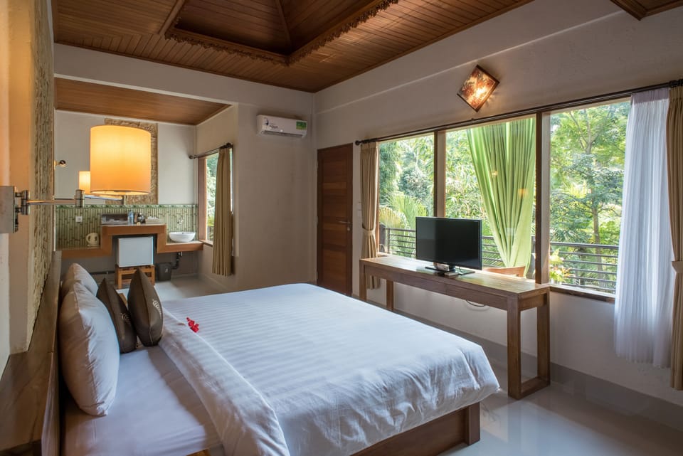 Suite, Garden View | Minibar, in-room safe, individually decorated, individually furnished