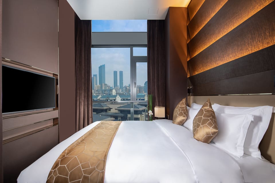 Executive King Bedroom | In-room safe, laptop workspace, blackout drapes, soundproofing