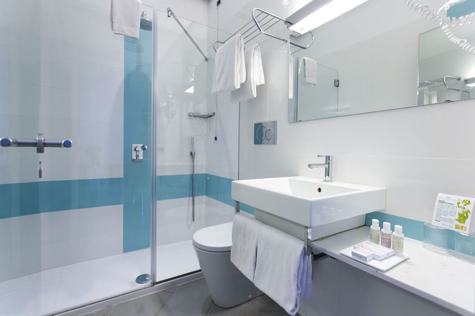 Combined shower/tub, rainfall showerhead, free toiletries, hair dryer