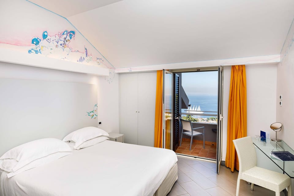 Hypo-allergenic bedding, in-room safe, desk, blackout drapes