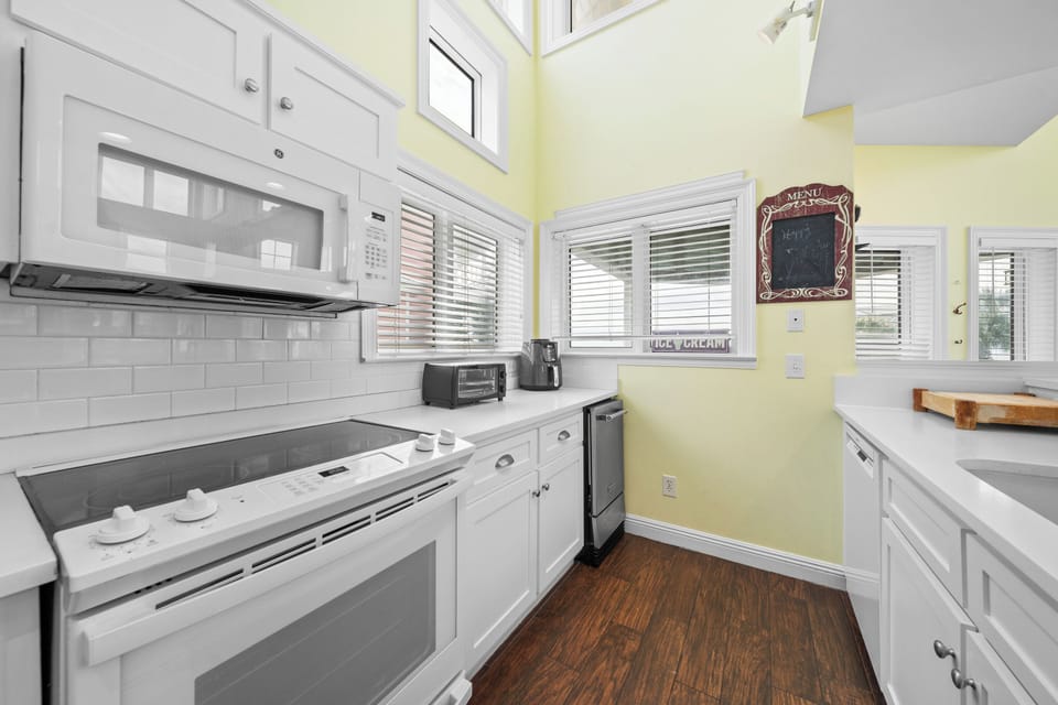 Signature House, 6 Bedrooms, Balcony, Beach View | Private kitchen | Fridge, microwave, oven, stovetop