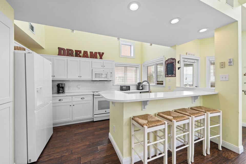 Signature House, 6 Bedrooms, Balcony, Beach View | Private kitchen | Fridge, microwave, oven, stovetop