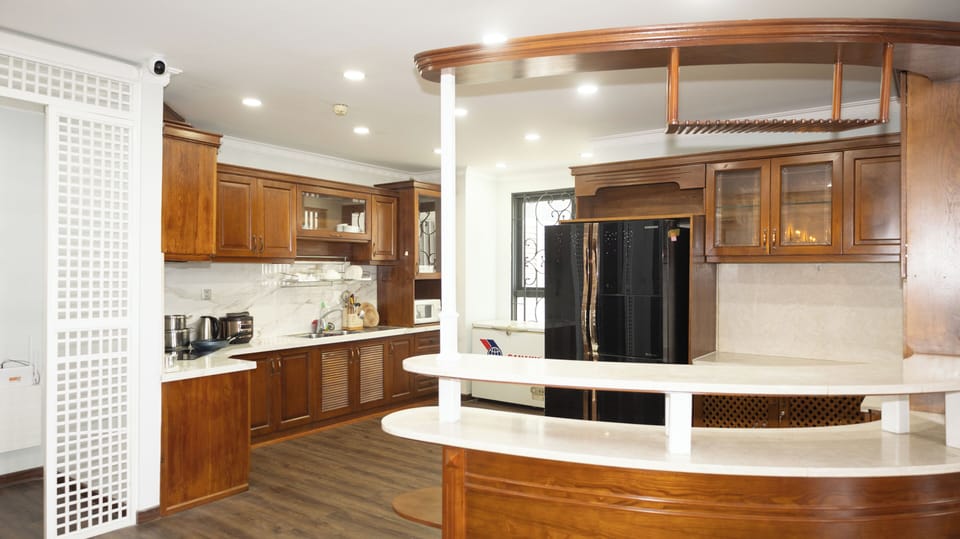 Microwave, stovetop, cookware/dishes/utensils