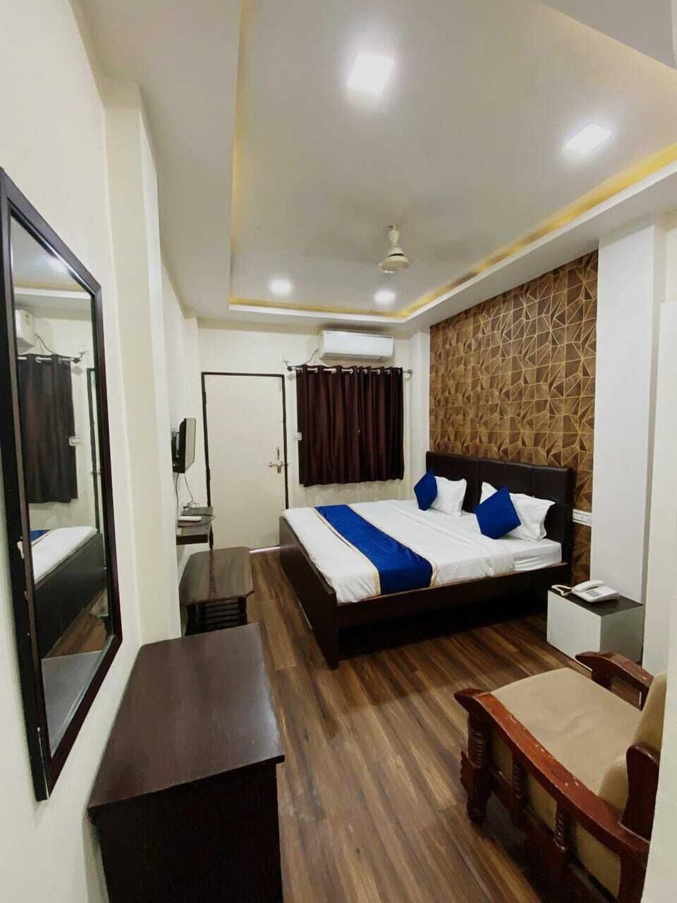 Luxury Room | Egyptian cotton sheets, premium bedding, memory foam beds, desk