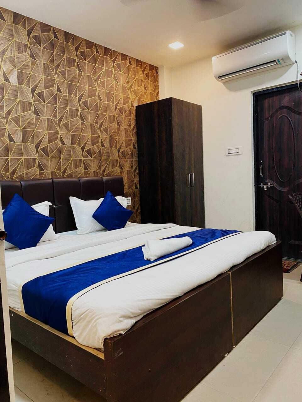Egyptian cotton sheets, premium bedding, memory foam beds, desk
