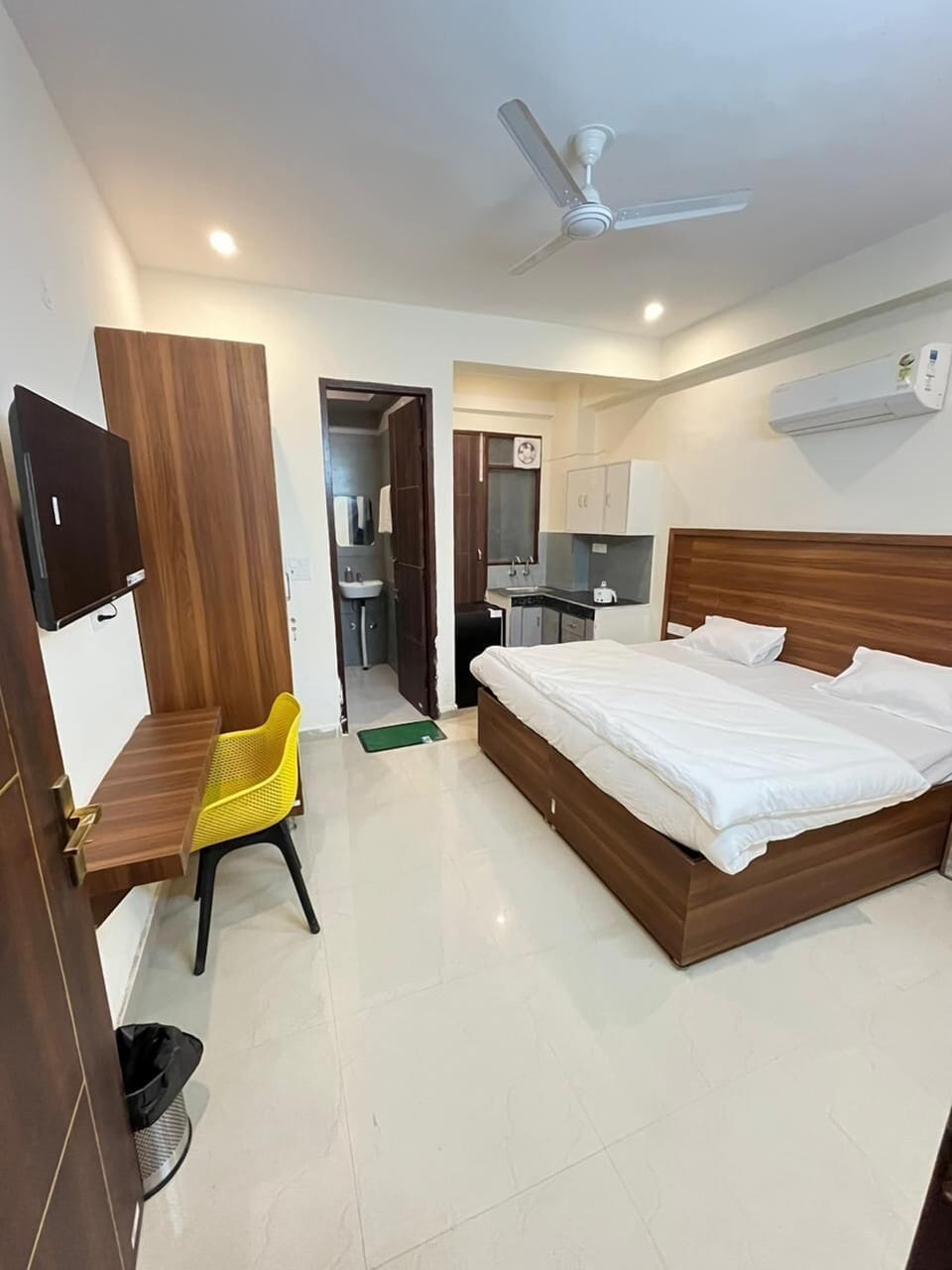 Deluxe Suite, Balcony | 1 bedroom, desk, soundproofing, free WiFi