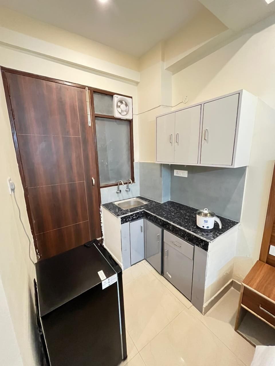 Deluxe Suite, Balcony | Private kitchen | Cookware/dishes/utensils