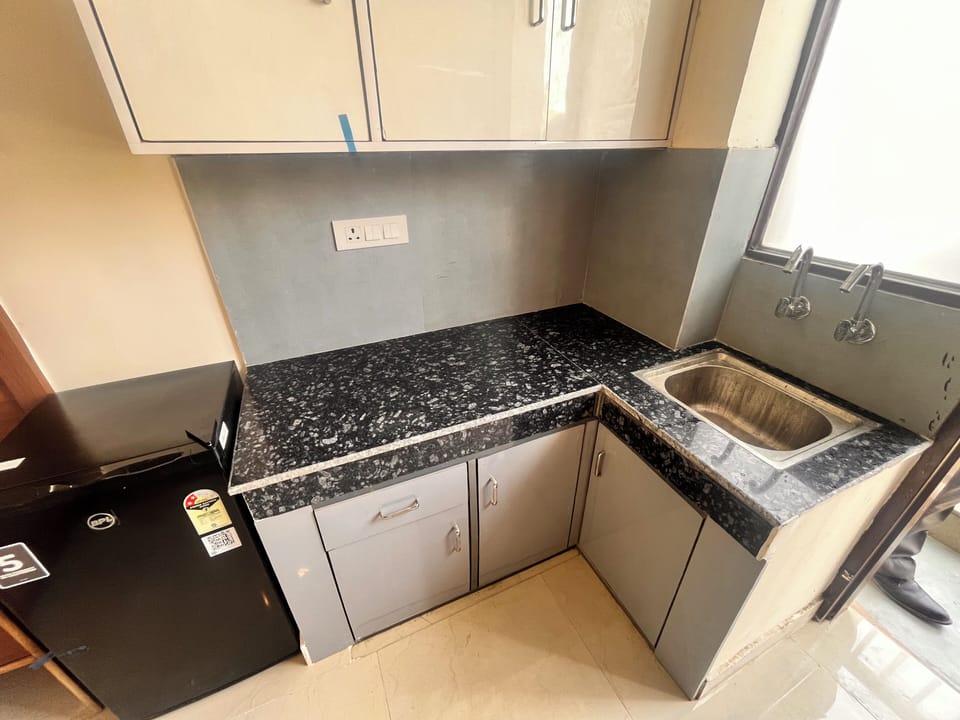 Deluxe Suite, Balcony | Private kitchenette | Cookware/dishes/utensils