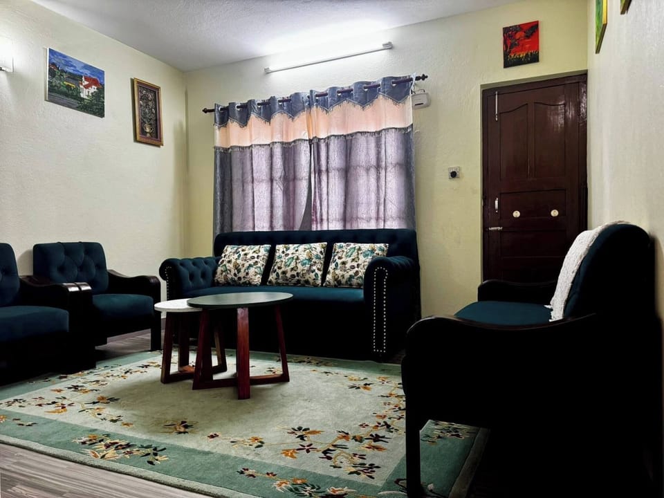 Apartment, 1 Bedroom, Smoking, Balcony | Living room