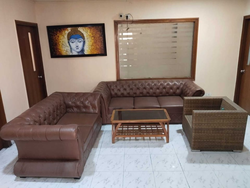 Room, Multiple Bedrooms, Accessible, Smoking | Living room