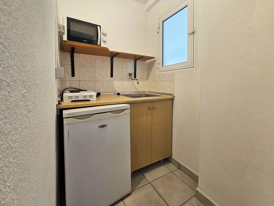 Full-size fridge, microwave, stovetop, cookware/dishes/utensils