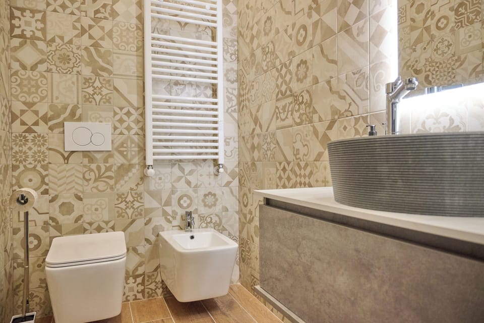 Deluxe Triple Room | Bathroom | Shower, hair dryer, bidet, towels