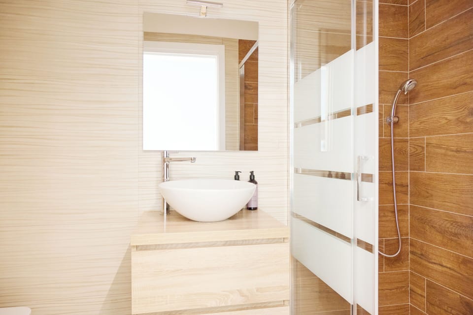 Classic Double Room | Bathroom | Shower, hair dryer, bidet, towels