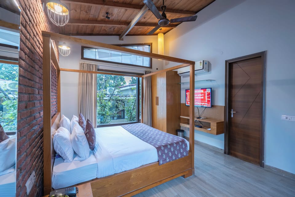 Suite | Desk, laptop workspace, WiFi (free)