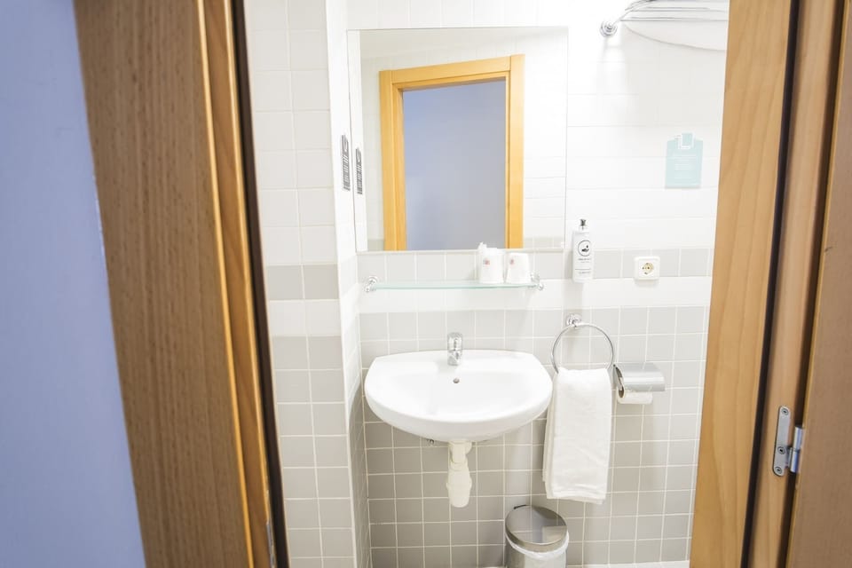 Single Room | Bathroom | Towels, soap, shampoo, toilet paper