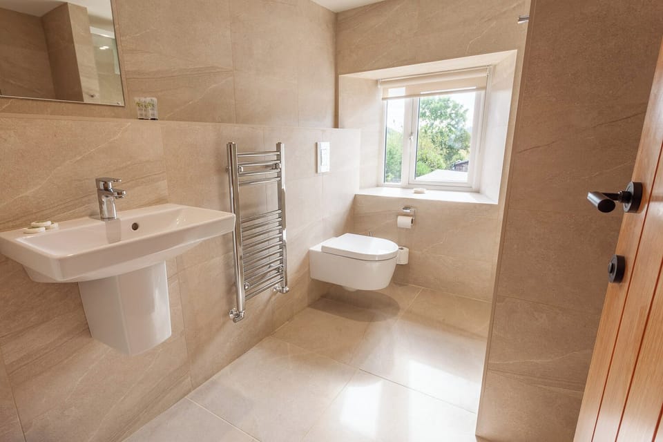 Deluxe Double or Twin Room, Hill View | Bathroom | Hair dryer, towels, soap, shampoo