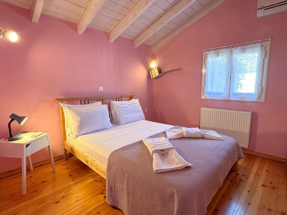 House, Smoking | 2 bedrooms, desk