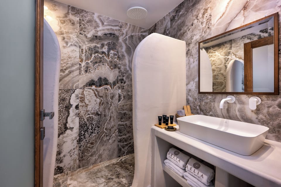Deluxe Double Room, Sea View | Bathroom | Shower, hair dryer, slippers, towels