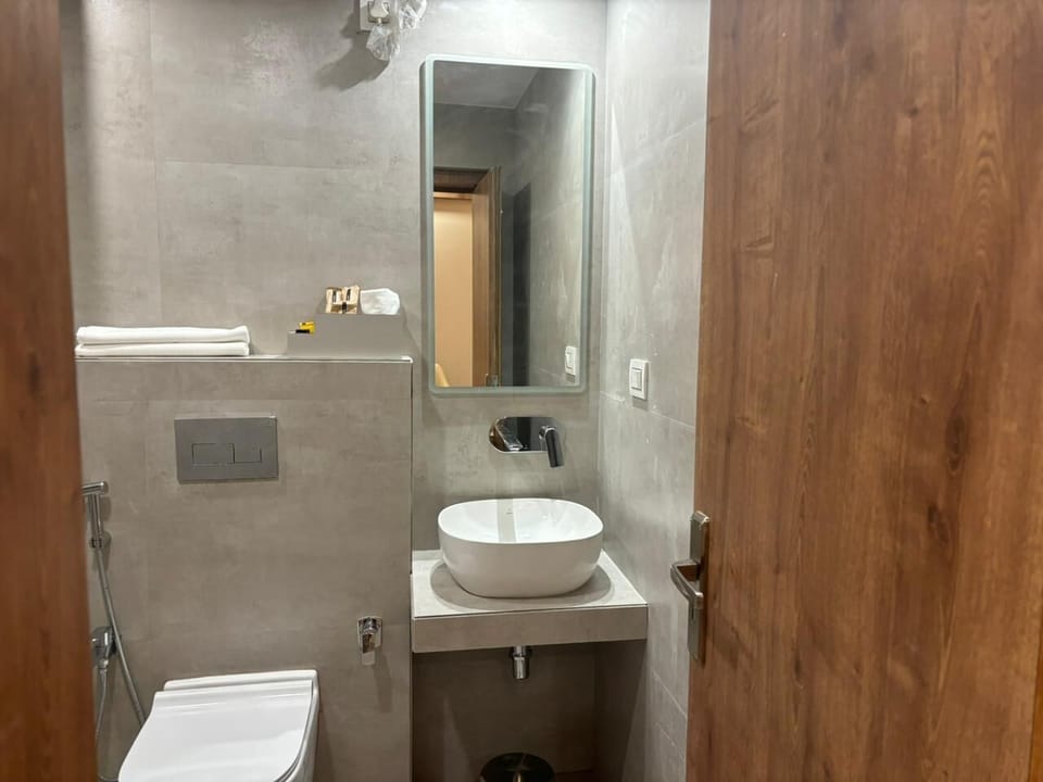 Deluxe Double Room, Pool View | Bathroom | Slippers