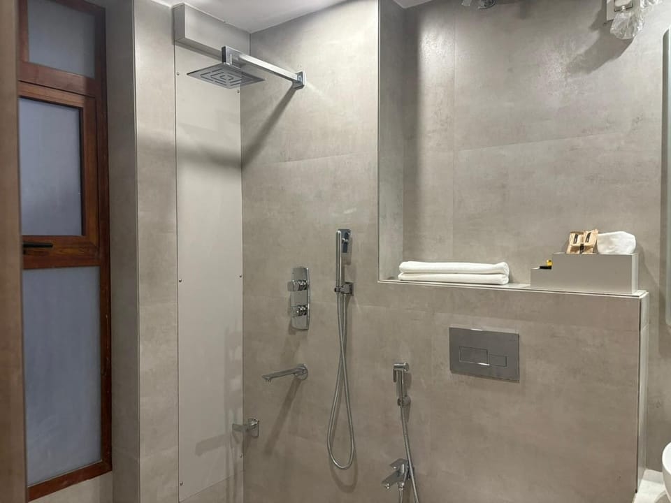 Deluxe Double Room, Pool View | Bathroom | Slippers