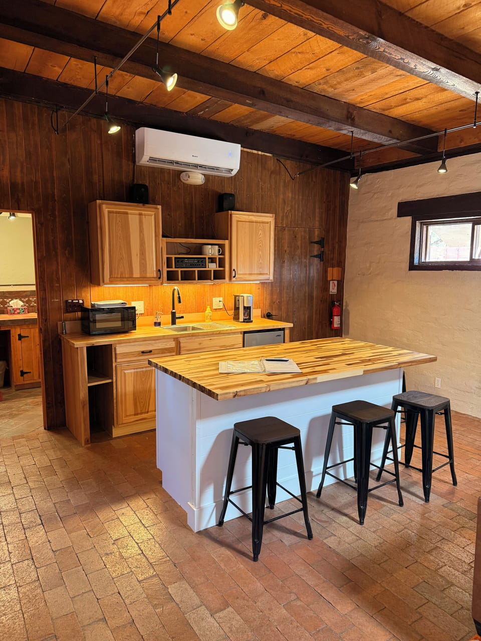Comfort Villa, 2 Queen Beds, Non Smoking | Private kitchen | Microwave, cookware/dishes/utensils