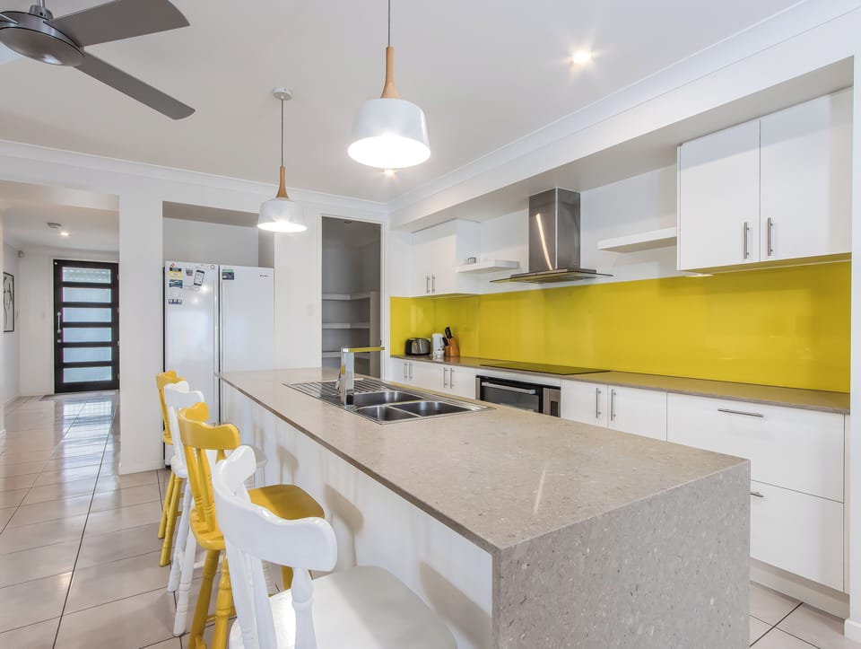 House, 4 Bedrooms | Private kitchen | Electric kettle, dining table