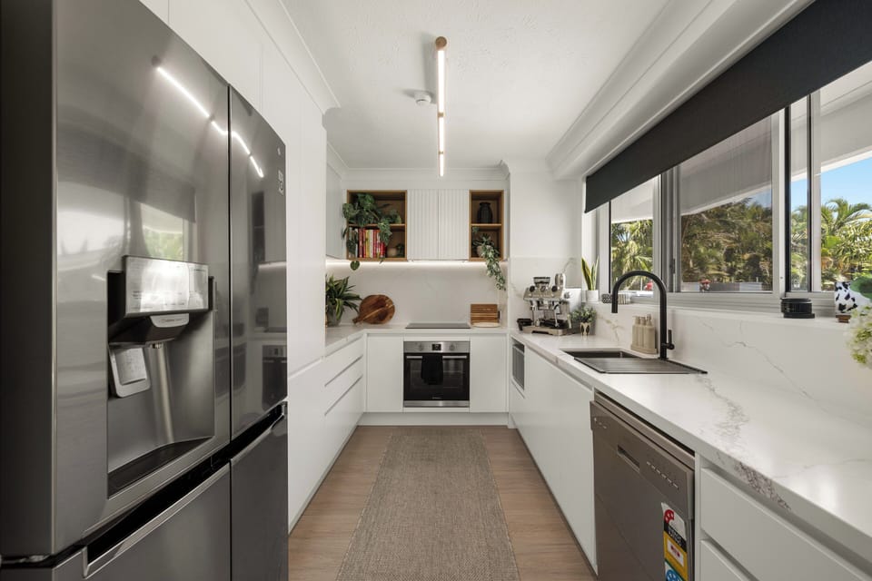 Apartment, 3 Bedrooms, Ocean View | Private kitchen | Electric kettle, dining table