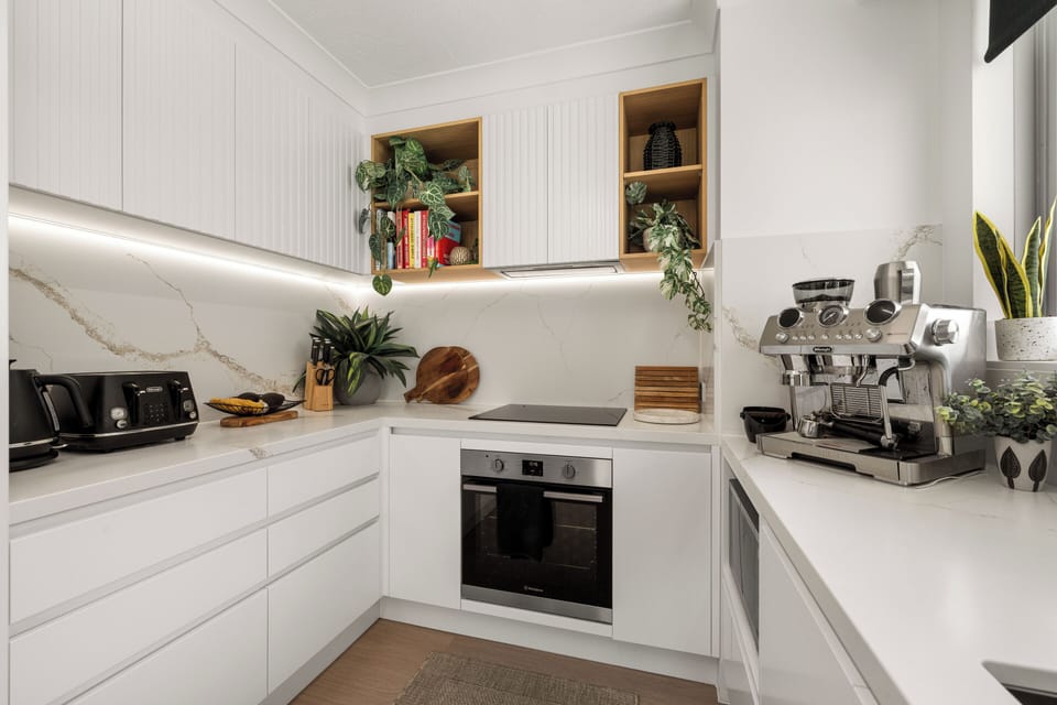 Apartment, 3 Bedrooms, Ocean View | Private kitchen | Electric kettle, dining table