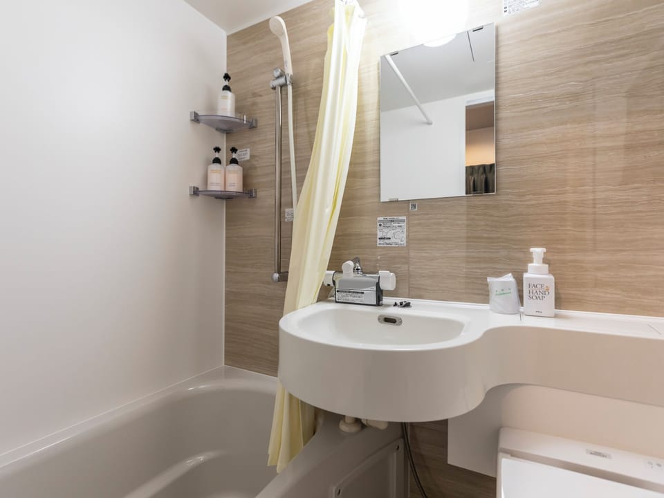 Single Room, Non Smoking | Bathroom | Combined shower/tub, hair dryer, bidet, towels