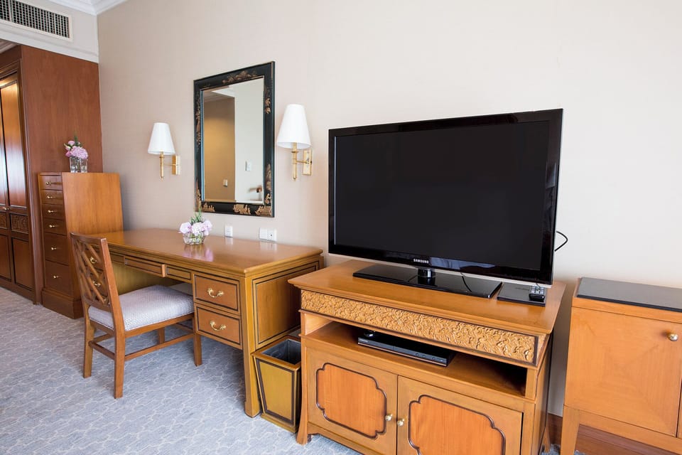 Apartment, 1 Bedroom, Balcony, River View | Living area | 47-inch LED TV with cable channels