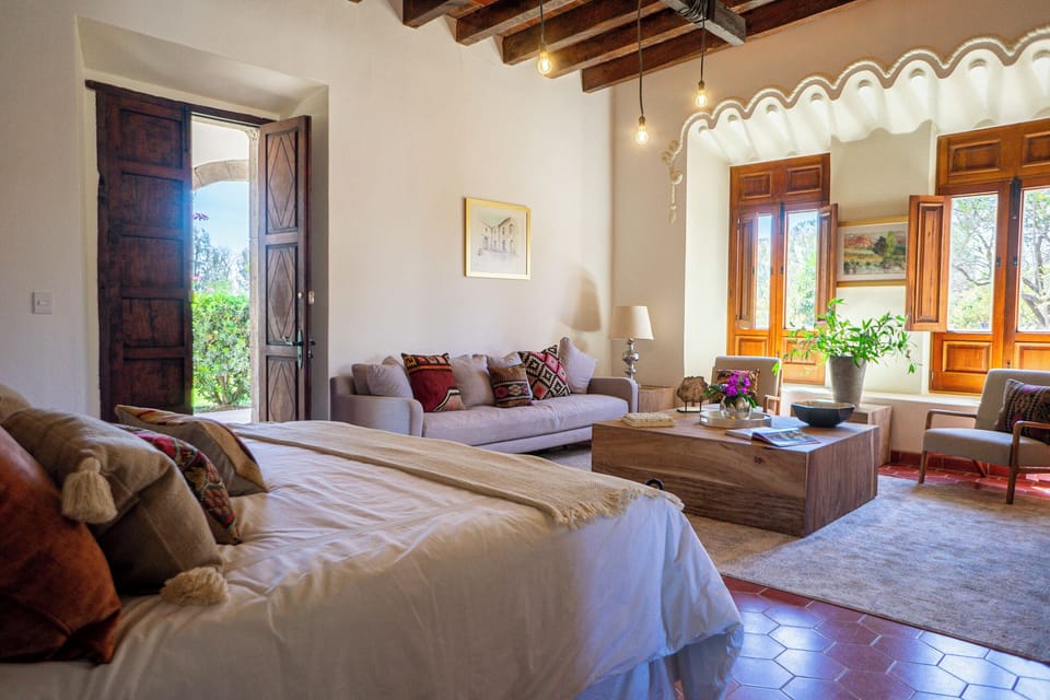 Deluxe Room, Patio | Laptop workspace, soundproofing, WiFi (free)