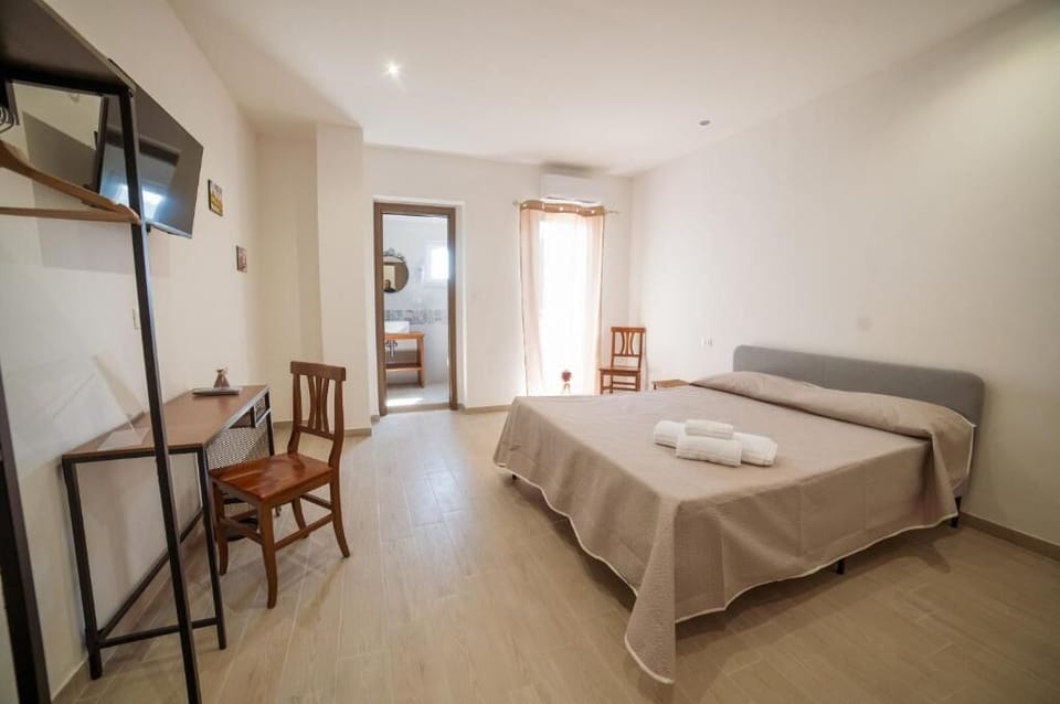 Comfort Double Room, Hill View | Desk