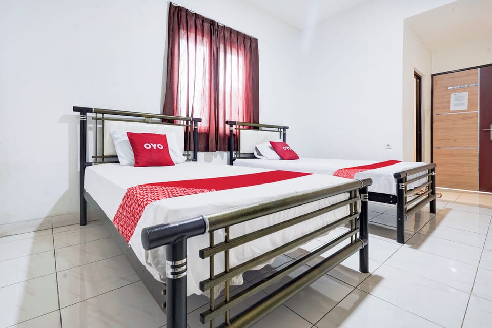 Deluxe Twin Room | Laptop workspace, bed sheets