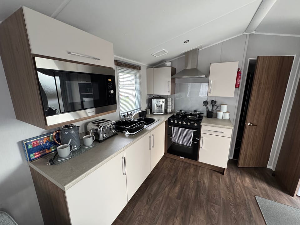 Apartment | Private kitchen | Fridge, microwave, oven, stovetop