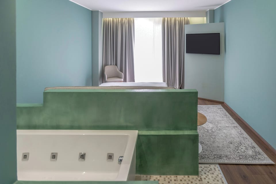Shower, rainfall showerhead, free toiletries, hair dryer
