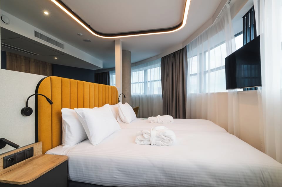 Premium Twin Room | Desk, laptop workspace, blackout drapes, soundproofing