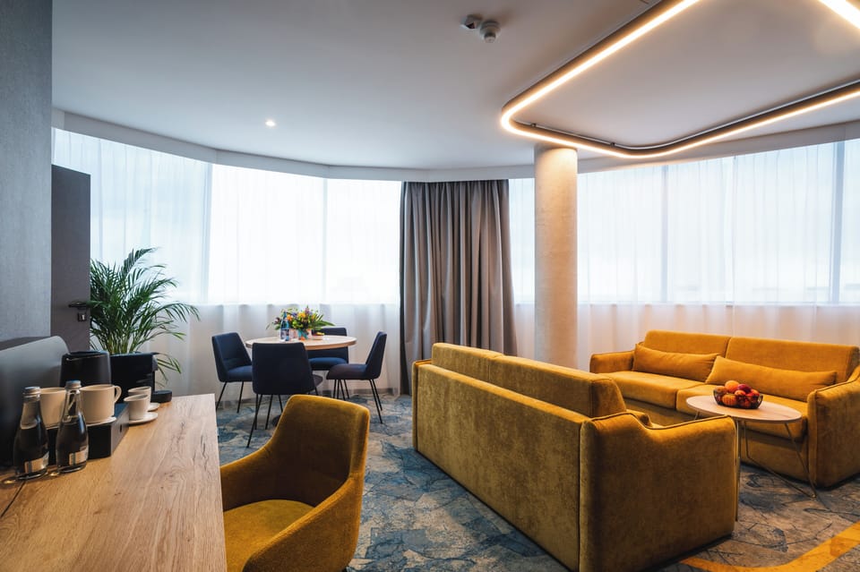 Family Suite | Desk, laptop workspace, blackout drapes, soundproofing