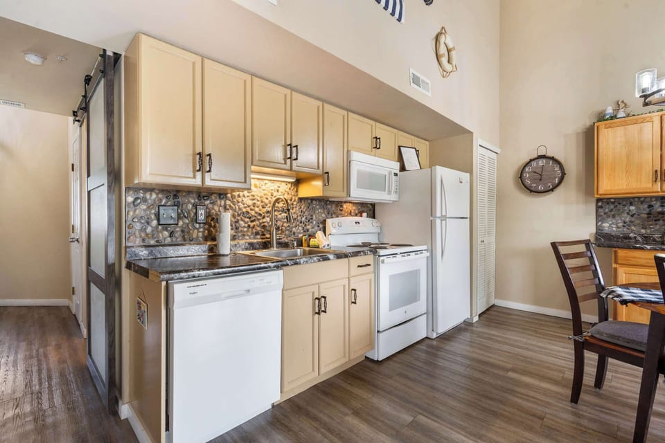 Condo, Multiple Beds, Balcony (Nautical Nest on Taneycomo) | Private kitchen | Fridge, microwave, oven, stovetop