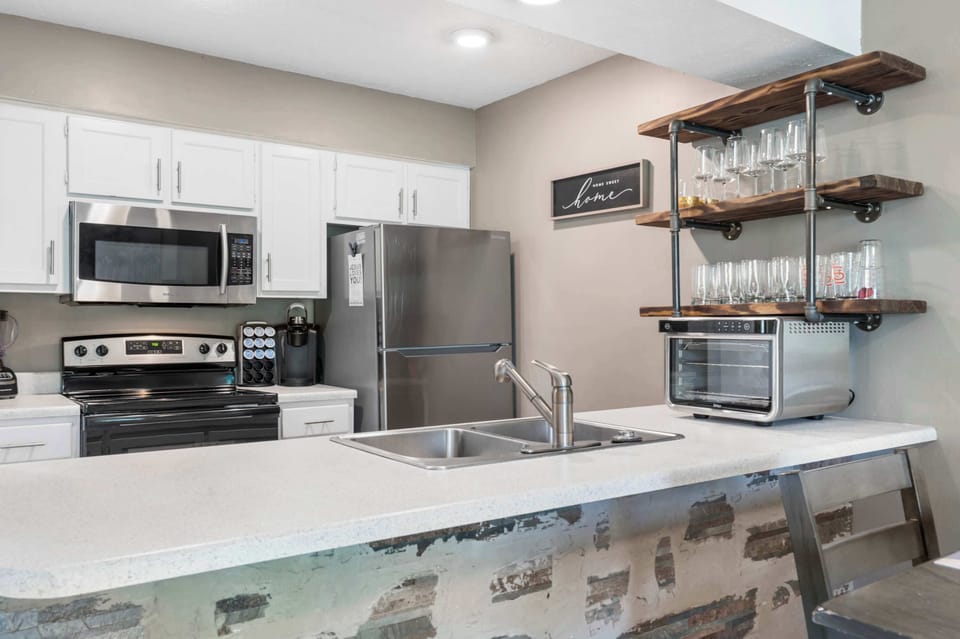 Condo, 1 Queen Bed, Balcony, Golf View (Royale Casa) | Private kitchen | Fridge, microwave, oven, stovetop
