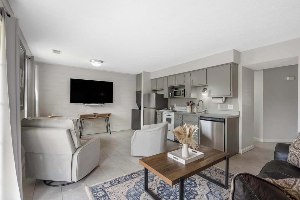 Condo, 1 Queen Bed with Sofa bed, Balcony, Mountain View (Branson Golfers Nook) | Living area | 42-inch flat-screen TV with digital channels