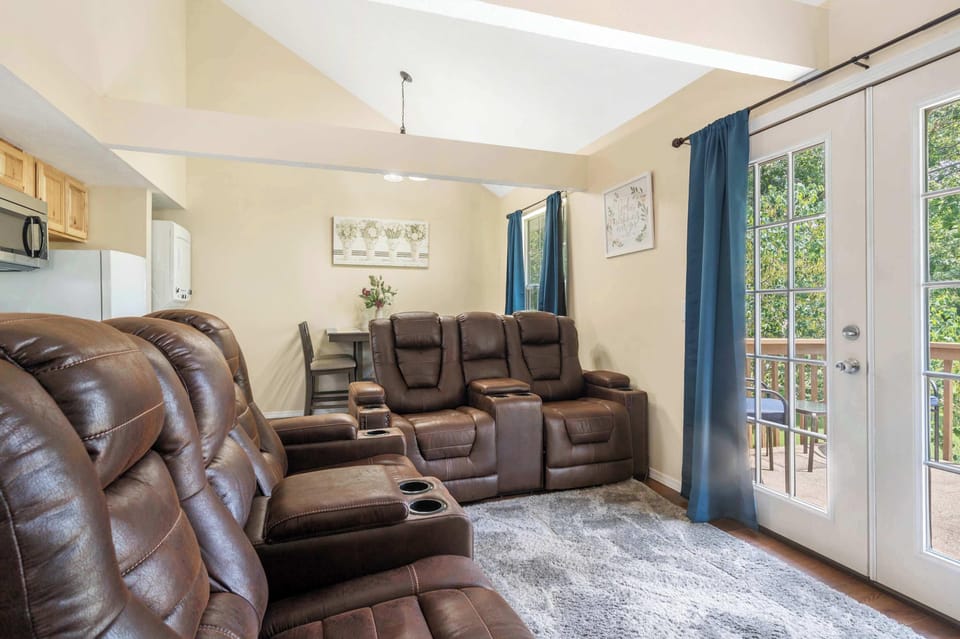 Condo, 2 Queen Beds, Balcony, Golf View (Branson Sweet Retreat) | Living area | 42-inch flat-screen TV with digital channels