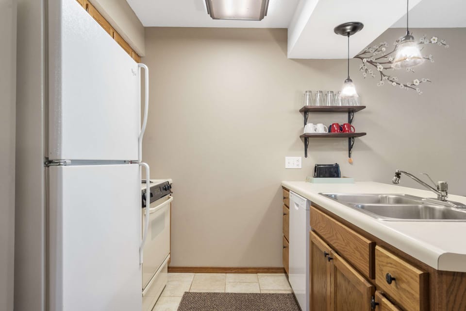 Condo, Multiple Beds, Balcony, Garden View (Vacay N Stay) | Private kitchen | Fridge, microwave, oven, stovetop