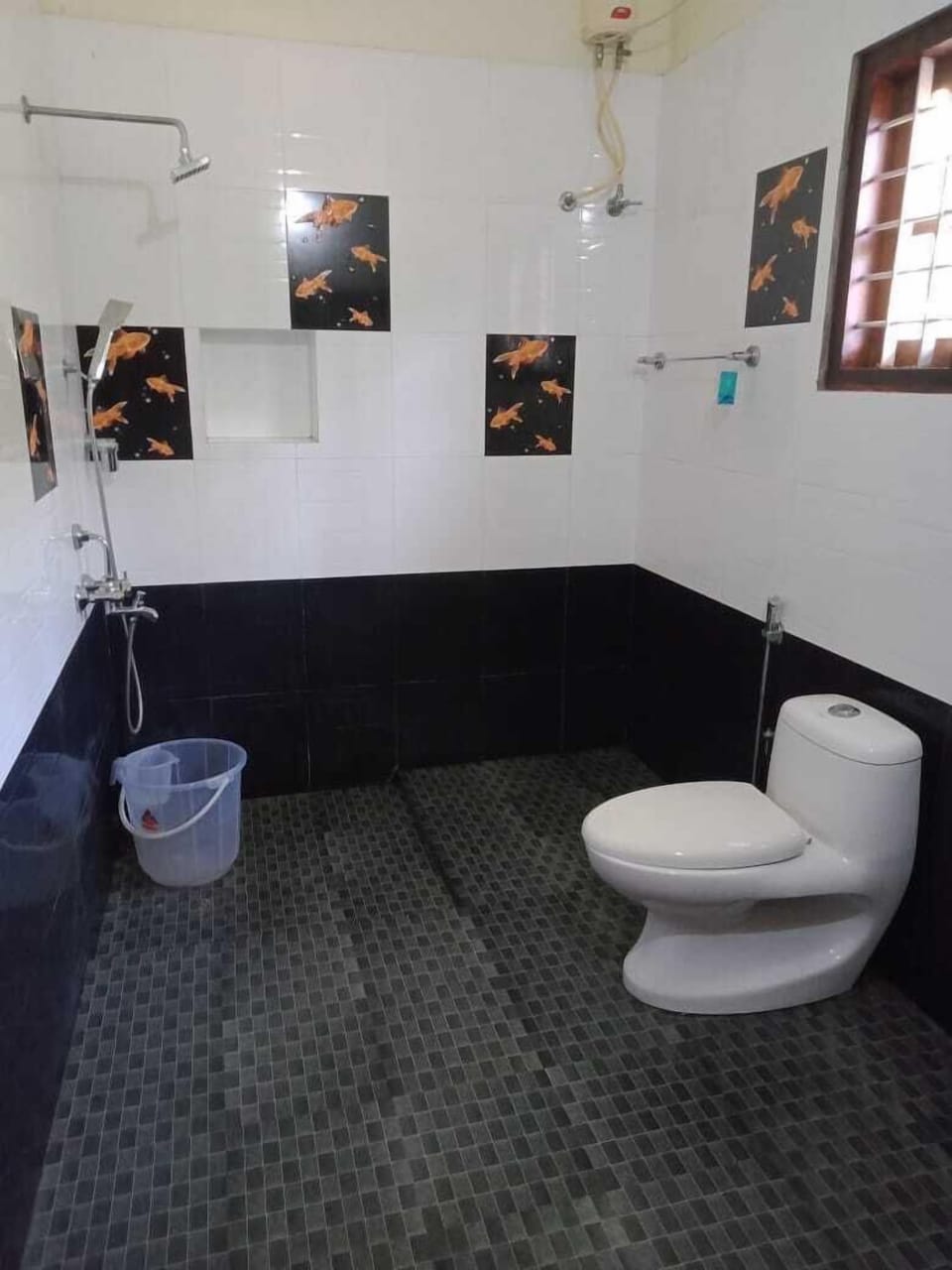 Deluxe Double Room | Bathroom | Free toiletries, towels, soap, shampoo