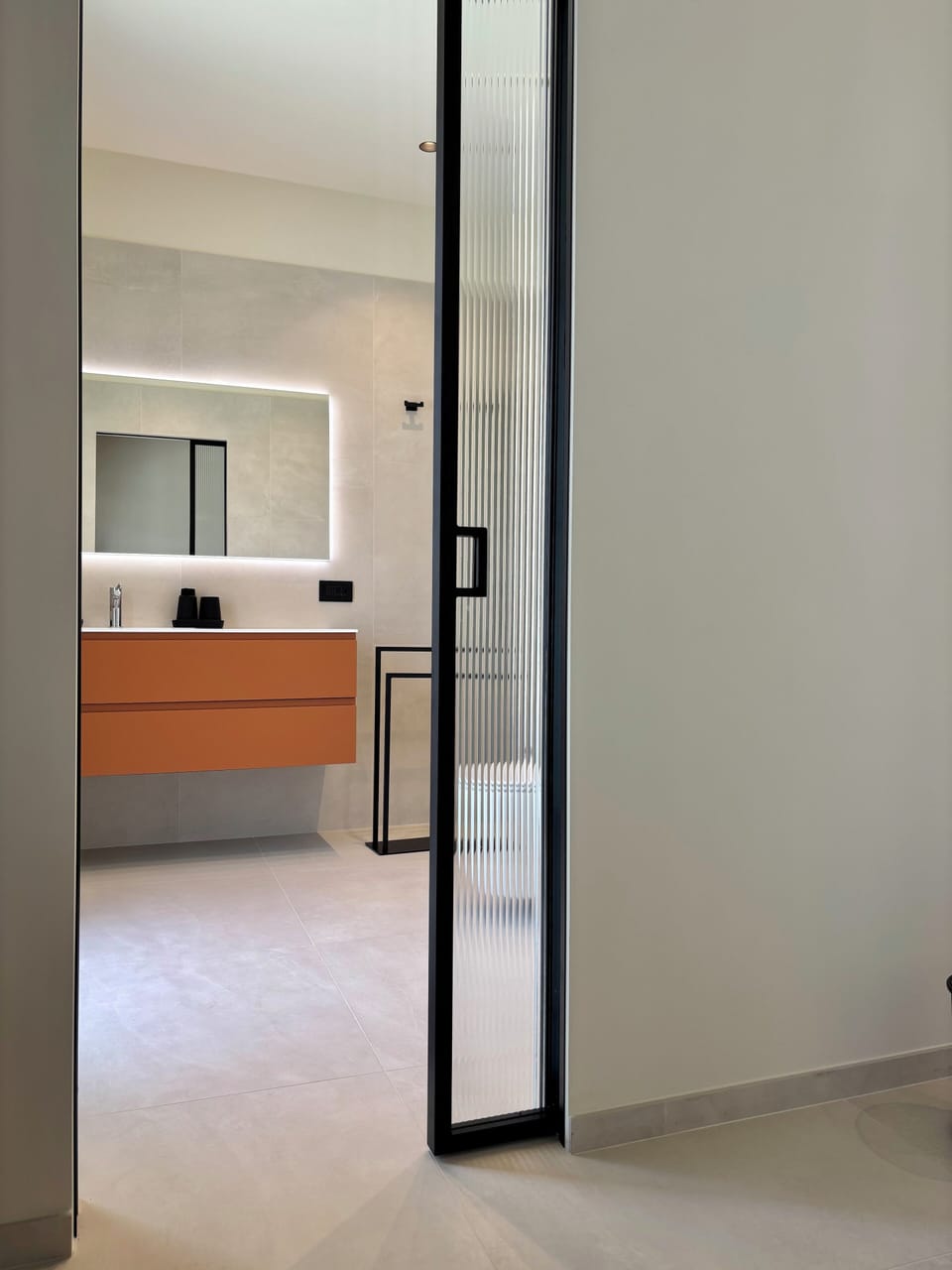 Deluxe Room | Bathroom | Shower, hair dryer, slippers, bidet