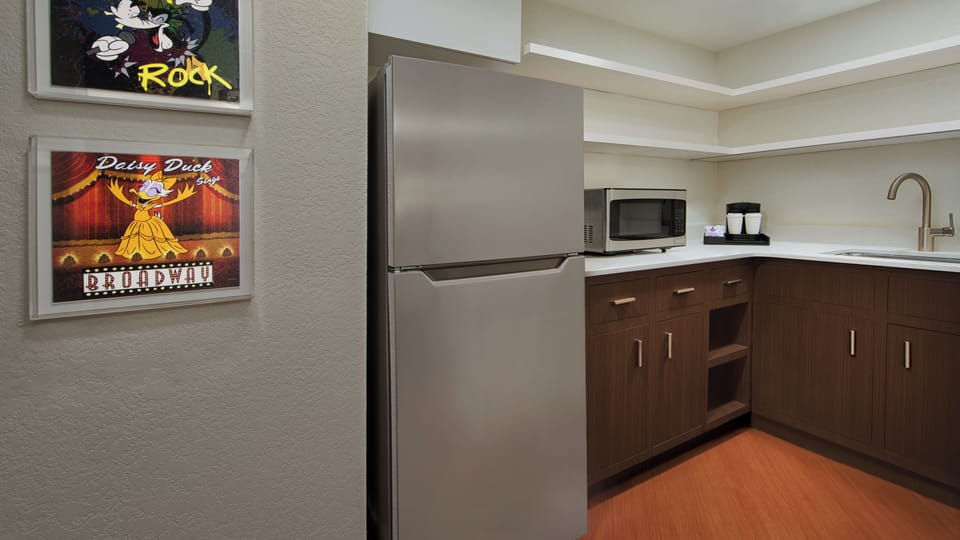Coffee/tea maker, fridge